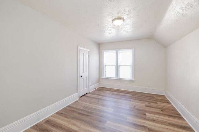 Building Photo - 35 W 14th Ave