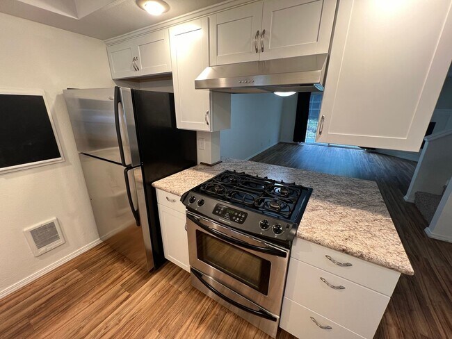 Building Photo - Two Bedroom Townhouse in South Salem with ...