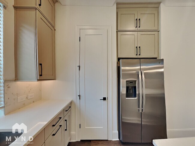 Building Photo - 828 S Columbia Dr