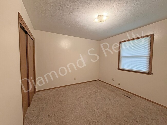 Building Photo - 2 Bedroom Duplex Available Now!  Great Location!