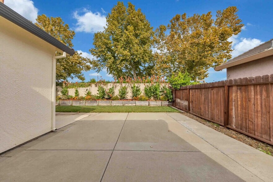 Building Photo - 2111 Marina Greens Dr