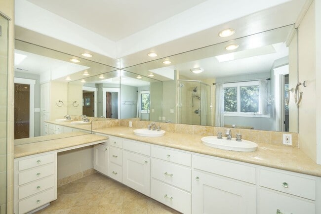 Building Photo - Lovingly Maintained 5 Bed, 3.5 Bath Execut...