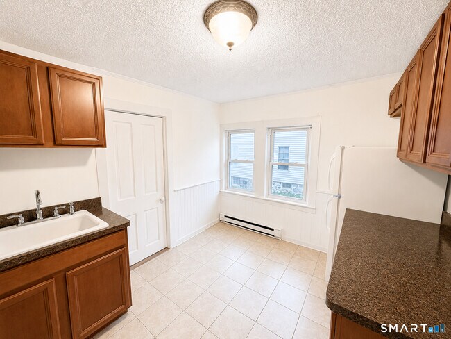 Building Photo - 64 Bannon St