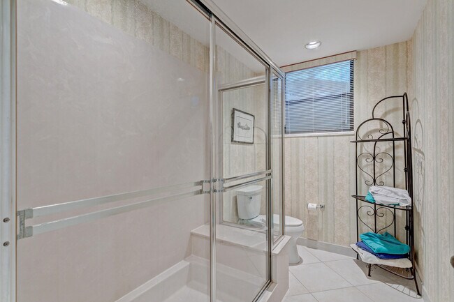 Building Photo - 3940 Back Bay Dr
