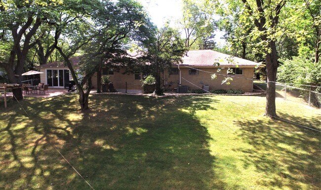 Building Photo - 23W050 Hackberry Dr