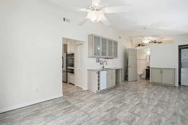 Building Photo - Prime Coastal Location Long Term Rental!