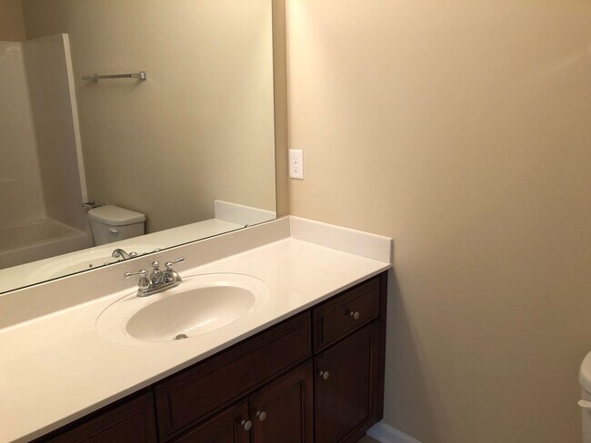 Building Photo - MOVE-IN READY!