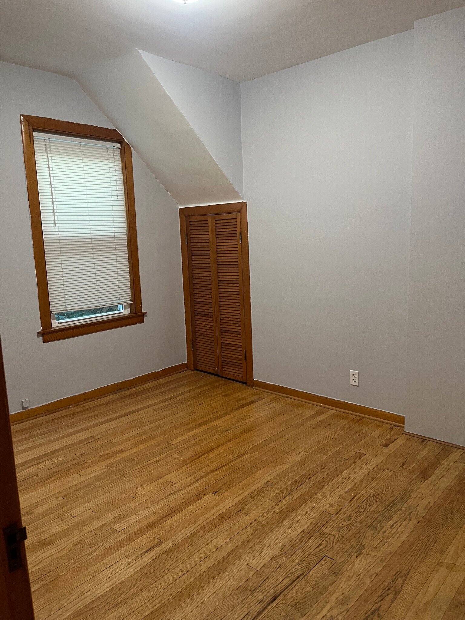 Building Photo - 5839 W Eastwood Ave