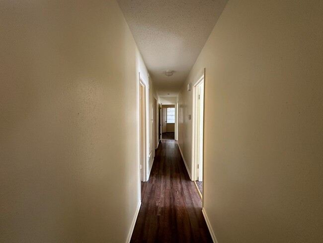 Building Photo - Cozy 3 Bedroom Unit! Tour Today!