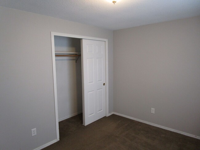 Building Photo - 3 Bedroom, 2 Bathroom Updated Home Near Cr...