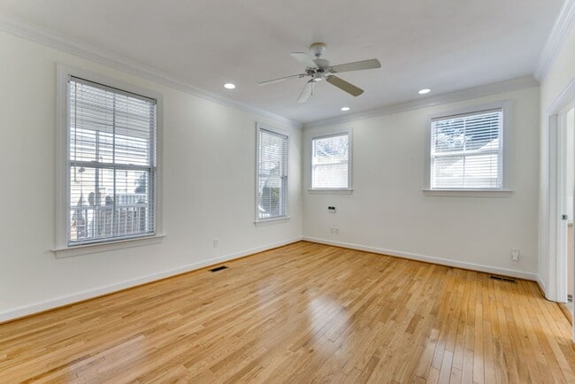 Building Photo - Beautiful Coastal Home for Rent – Ocean View / 17th Bay, Norfolk