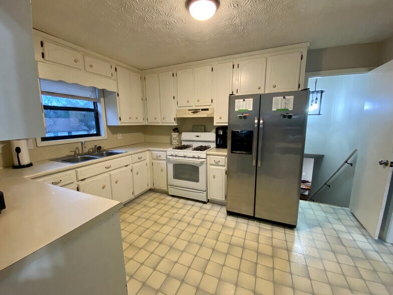 Building Photo - 1095 Mountain Springs Dr NW