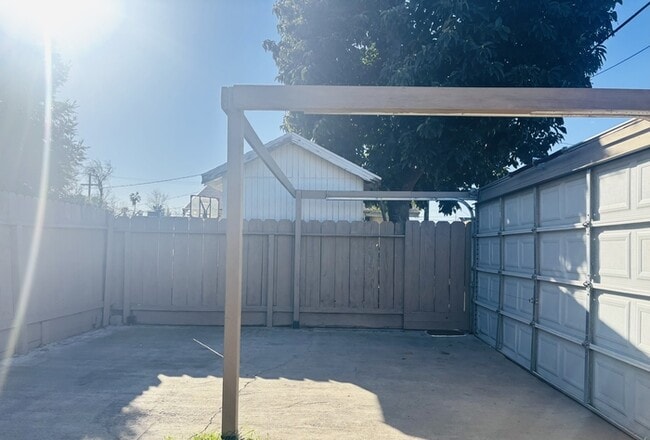 Building Photo - 715 E Roseburg Ave