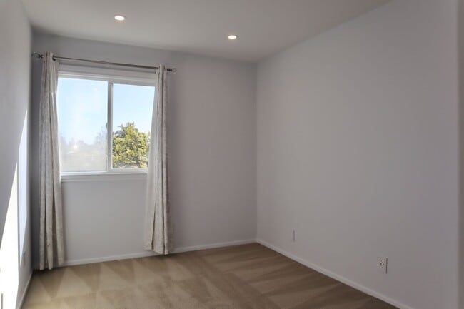 Building Photo - Wonderful 4 Bedroom Home in Fremont – Beautiful Backyard!