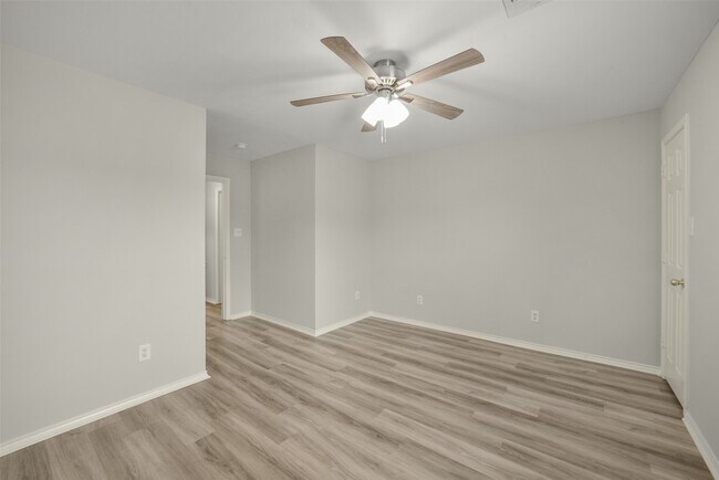 Building Photo - 750 Redwing Park Dr