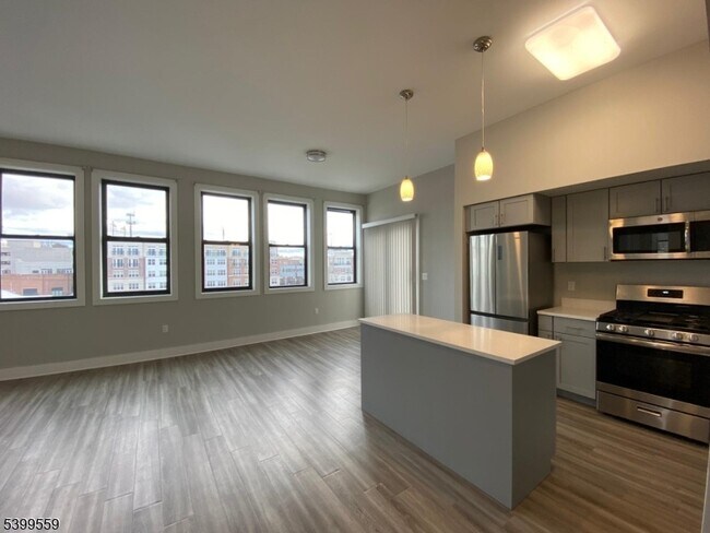 Building Photo - 22 Center St