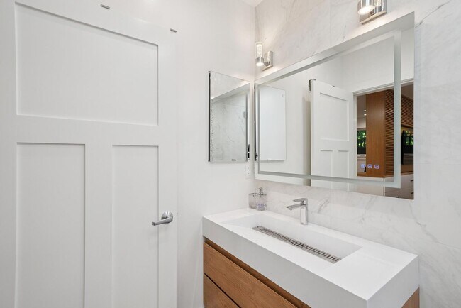 Building Photo - Beautifully Appointed 7-Bedroom Home with Lush Garden Setting in Palo Alto