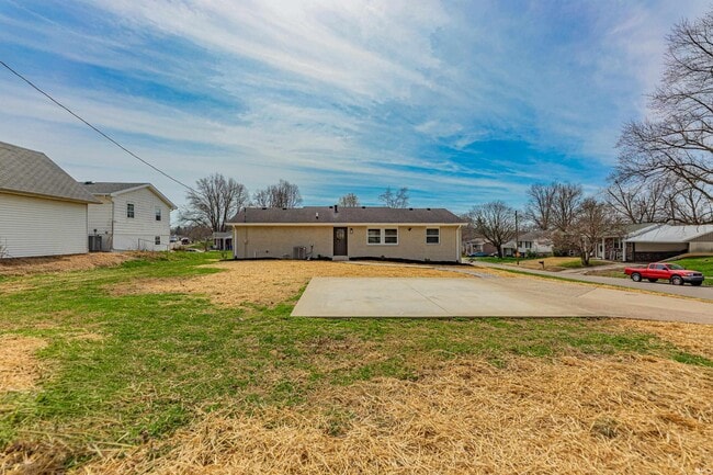 Building Photo - 911 Mayfair Dr