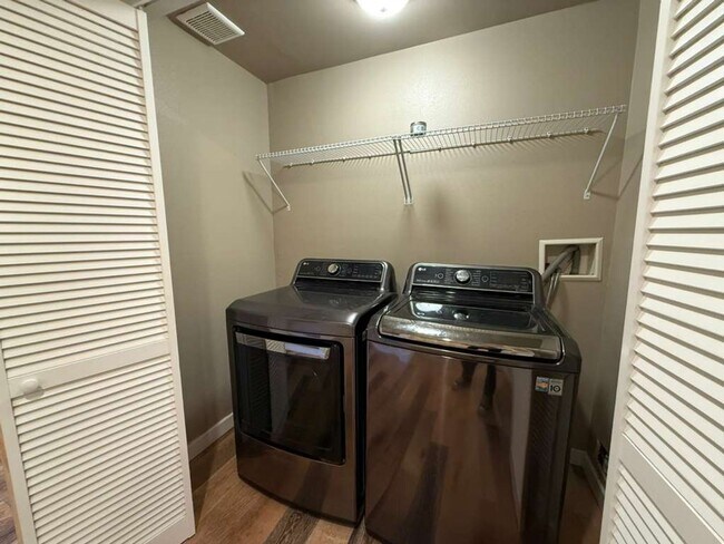 Building Photo - Stunning 4 Bed 3 Bathroom Home!