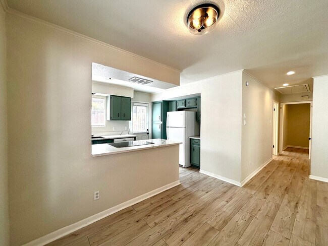Building Photo - What a deal! a 3 bed house 5 min from DT a...