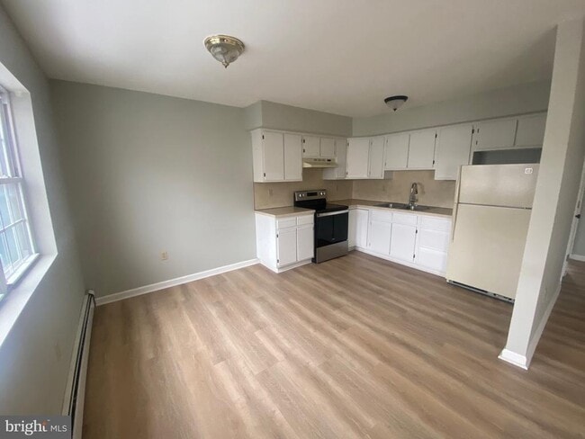 Building Photo - 130 Mortimer St