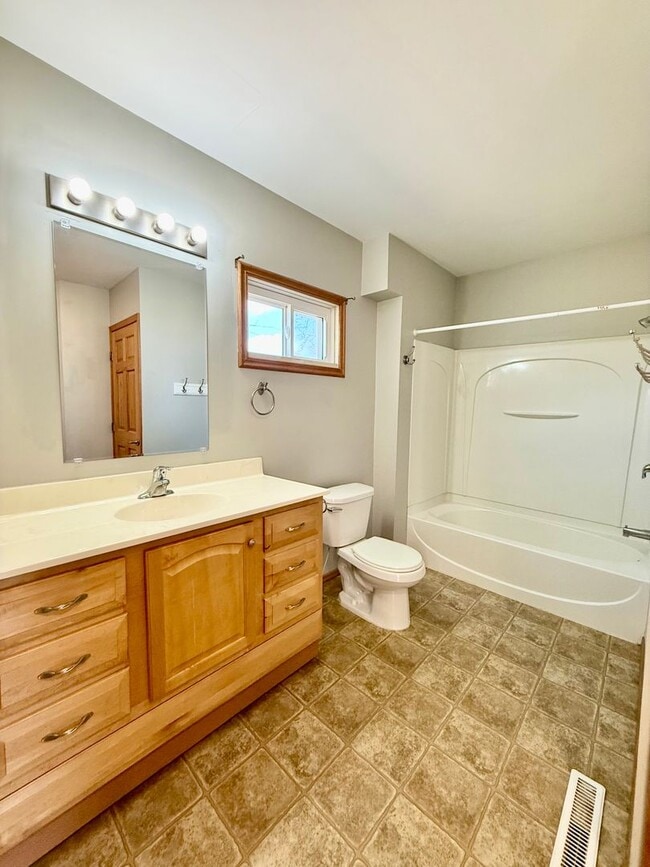 Building Photo - Charming 2-Bedroom Home Near the Hospital – Pet Friendly!