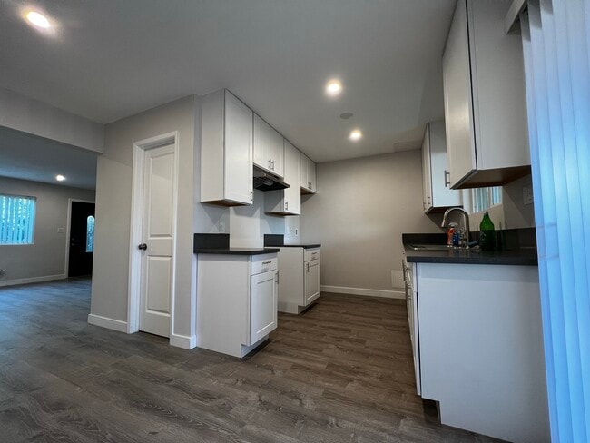 Building Photo - 429 W Elk Ave