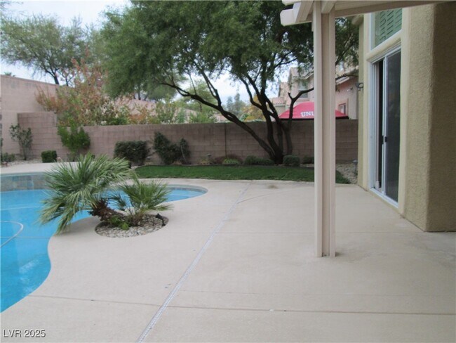 Building Photo - 421 Emerald Heights St