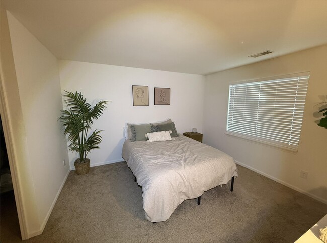 Building Photo - 272 Columbus Dr