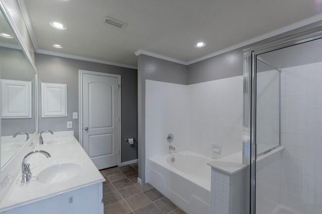 Building Photo - Gorgeous 2/BR 2/BA Single-Family Home in A...