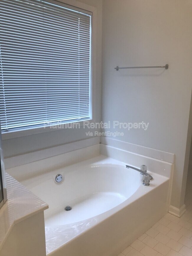 Building Photo - 1020 Twin Brook Ct NW