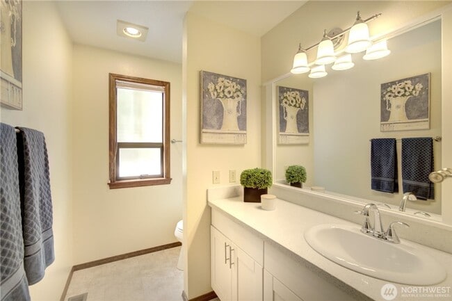 Building Photo - RARE Find House for Rent in Yarrow Point!