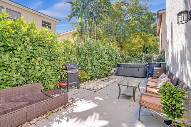 Building Photo - 9841 NW 9th Ct