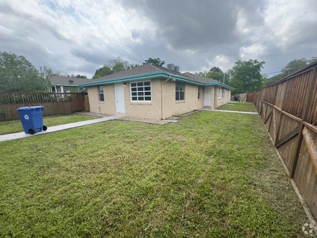 Building Photo - 2238 Reynes St