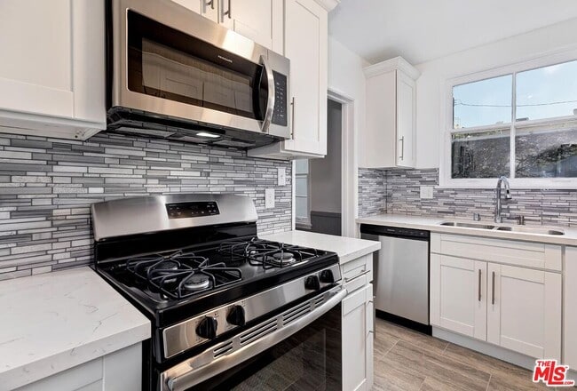 Building Photo - 5016 Clinton St