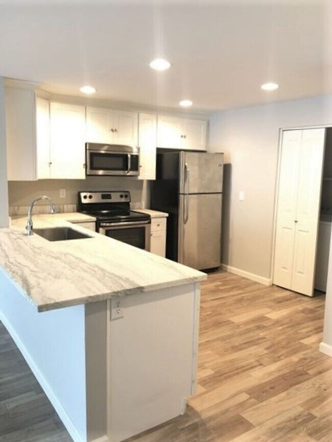 Building Photo - Remodeled 2 bedroom / 2 Full Bath