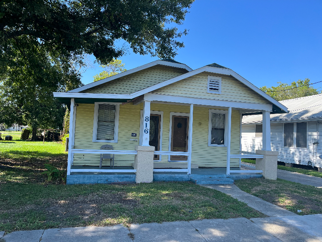 Primary Photo - 816 Iberia St