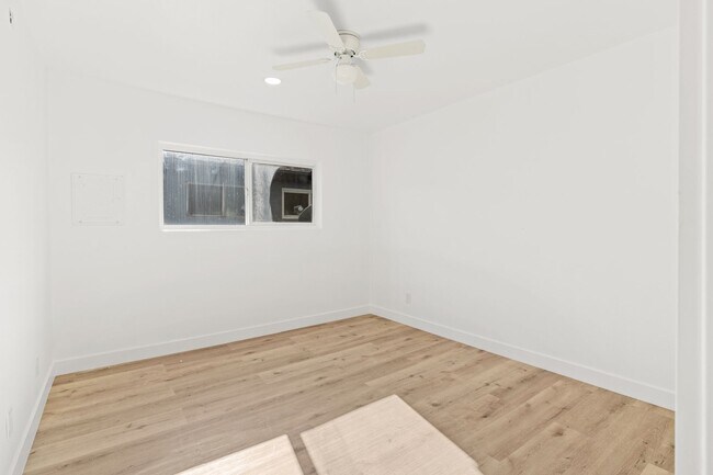 Building Photo - 927 Daisy Ave