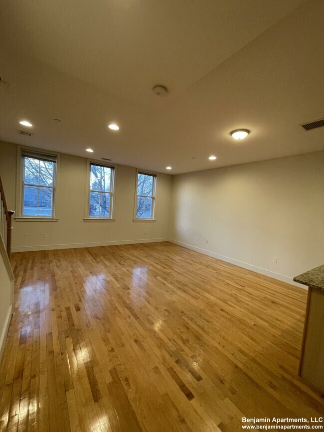 Building Photo - 108 2nd St