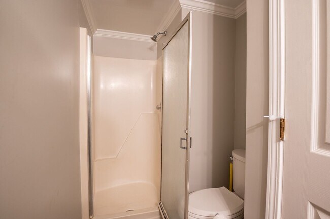 Building Photo - FURNISHED OFF-SEASON MONTHLY RENTAL-STARTI...