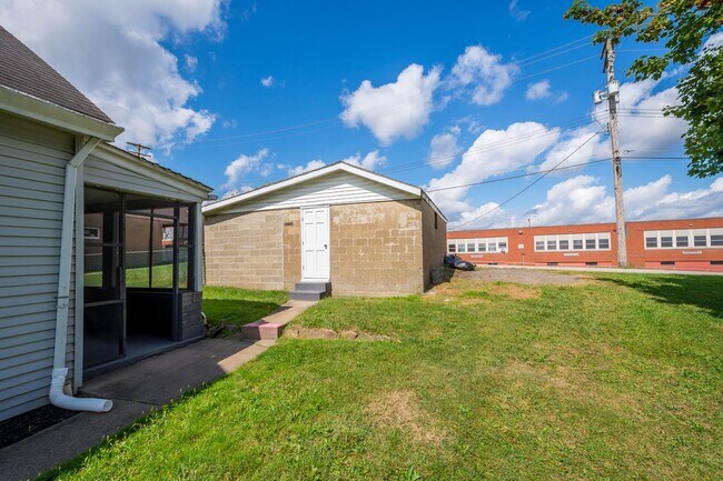 Building Photo - Beautiful 2 Bedroom home in Whitaker available February 1!