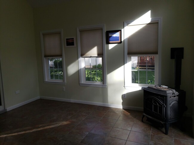 Building Photo - 3 Bedroom, 2 Bath, Sun room and 1 car gara...