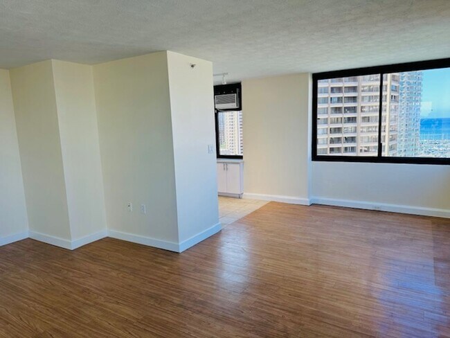 Building Photo - The Windsor, Renovated 1/1/1, prime Waikik...