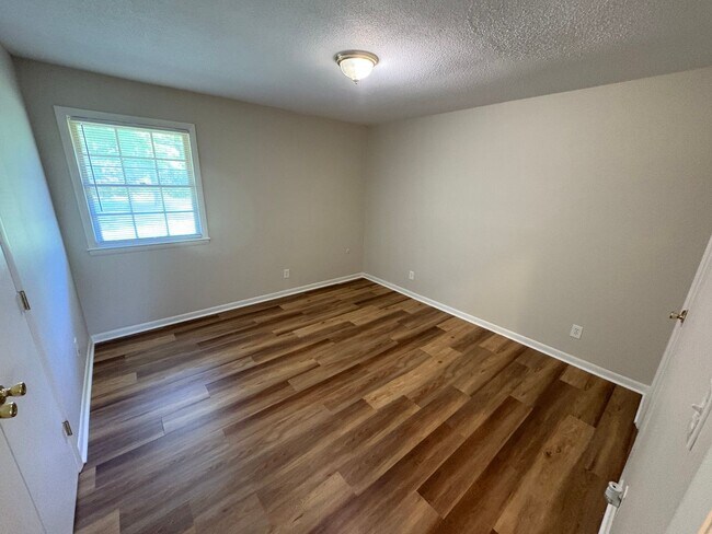 Building Photo - 2 Bedroom, 1 Bath Duplex Located in the Center of Wilmington