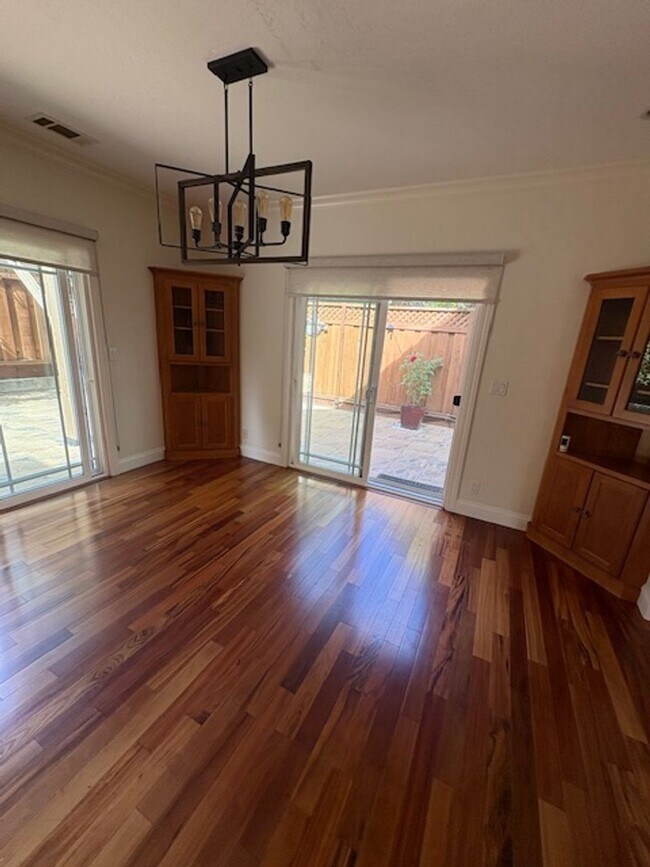Building Photo - Los Gatos Family Townhome Ready for Move i...