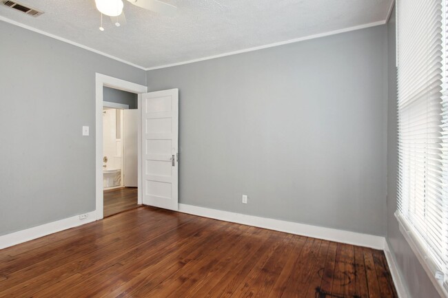 Building Photo - Large 2BR/1BA Downtown Savannah Home For Rent