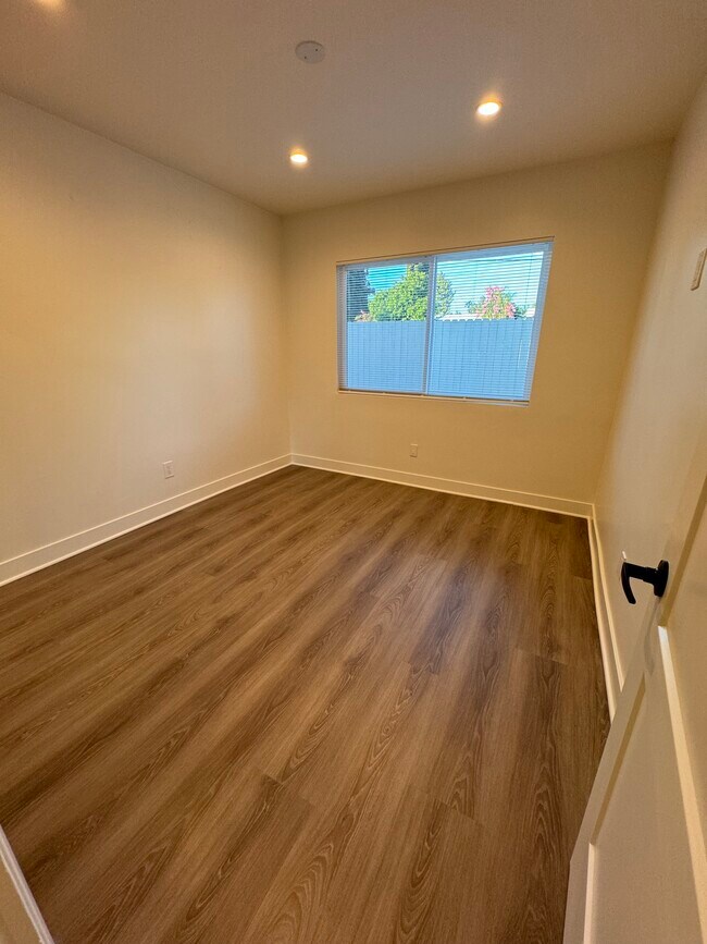 Building Photo - 10434 Baird Ave