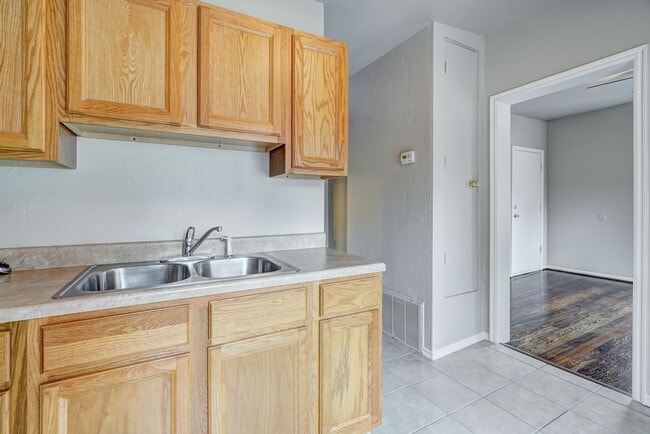 Building Photo - Cozy Efficiency Apartment Minutes from OU Campus