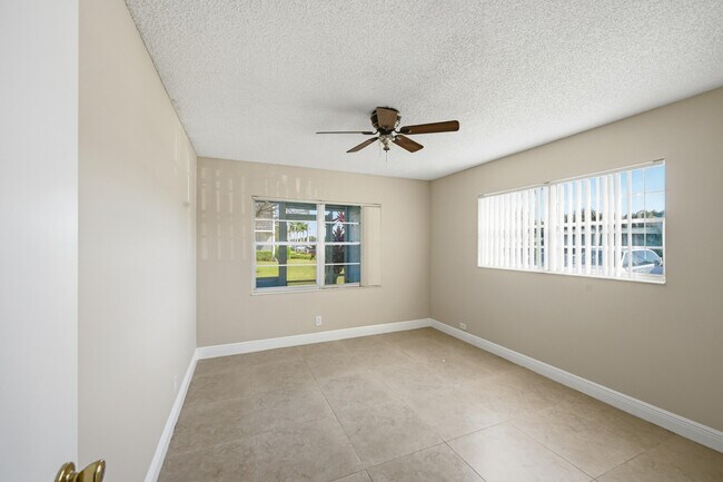 Building Photo - 476 Fanshaw L