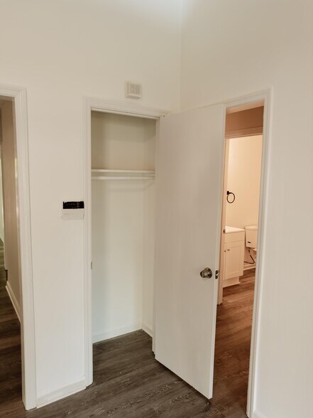 Building Photo - 4001 Hawthorne Cir SE